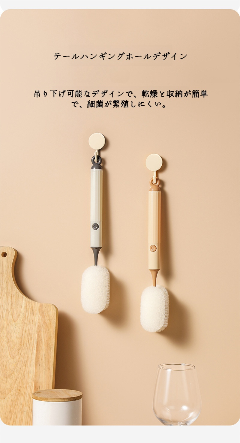 ダブルヘッドクリーニングブラシによるボトル洗浄シーン