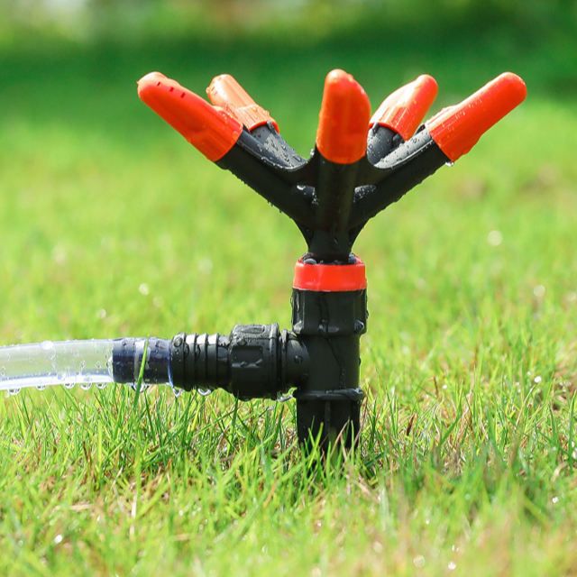 Automatický postřikovač s rotující tryskou