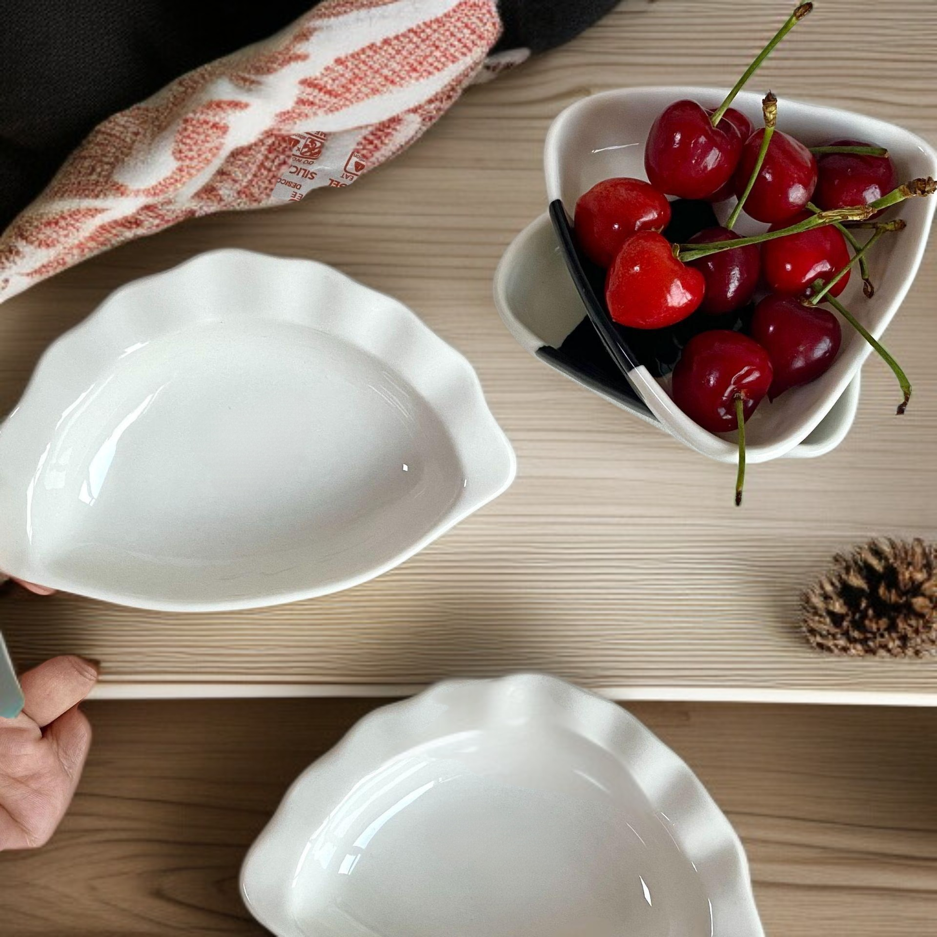 귀여운 삼각형 접시의 디테일 클로즈업