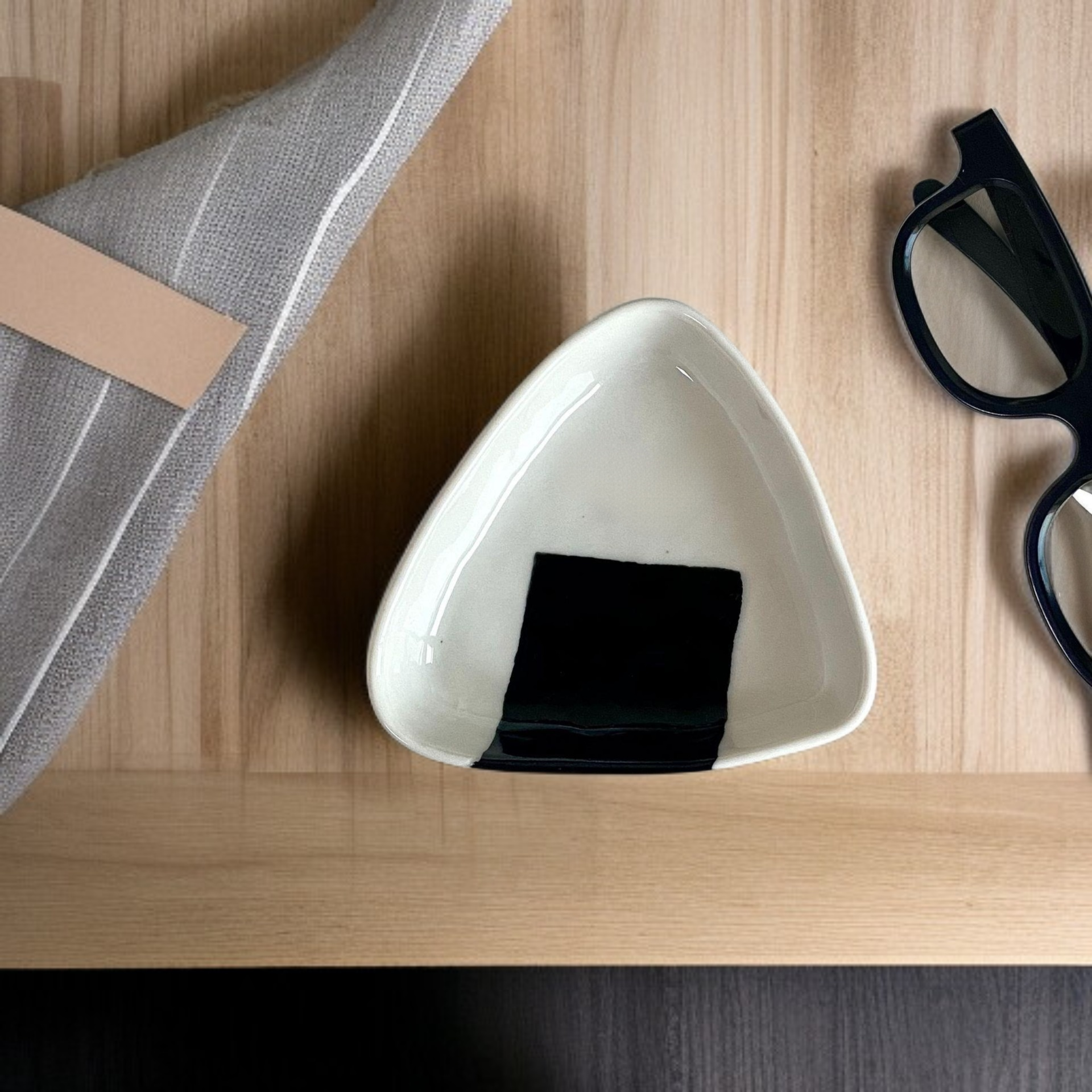 삼각형 귀여운 도자기 맛 접시 정면 사진