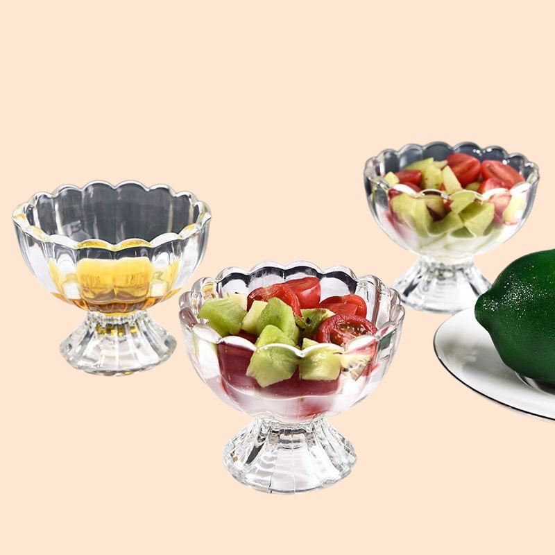 アイスクリームのシングルボールを入れたパフェグラス