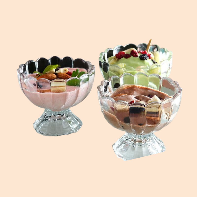 アイスクリームのシングルボールを入れたパフェグラス