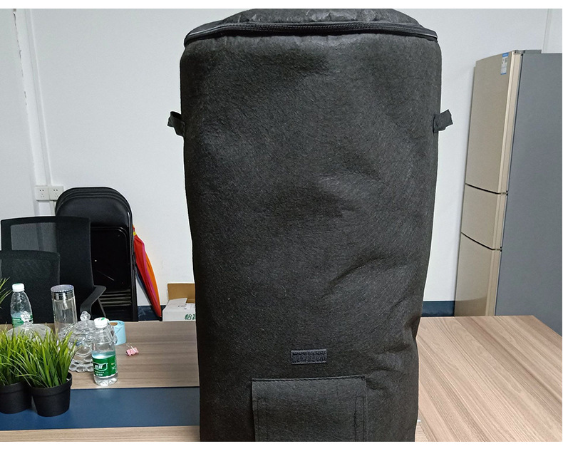 Pohled na naplněný kompostovací pytel z netkané textilie