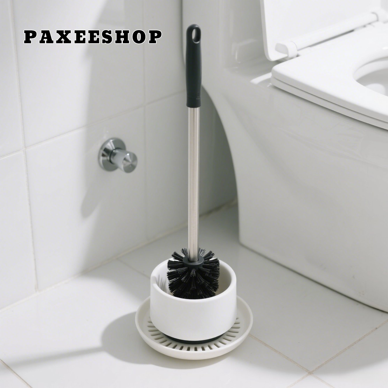 욕실에 놓인 심플한 변기 브러시