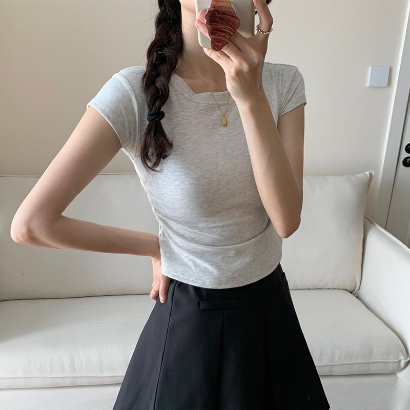 小柄な女性向け塩系トレンドのパフスリーブトップス・夏用ドーパミンコーデ