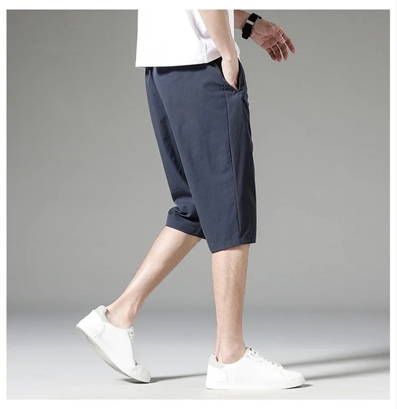 スタイリッシュなデザインのクロップドパンツ