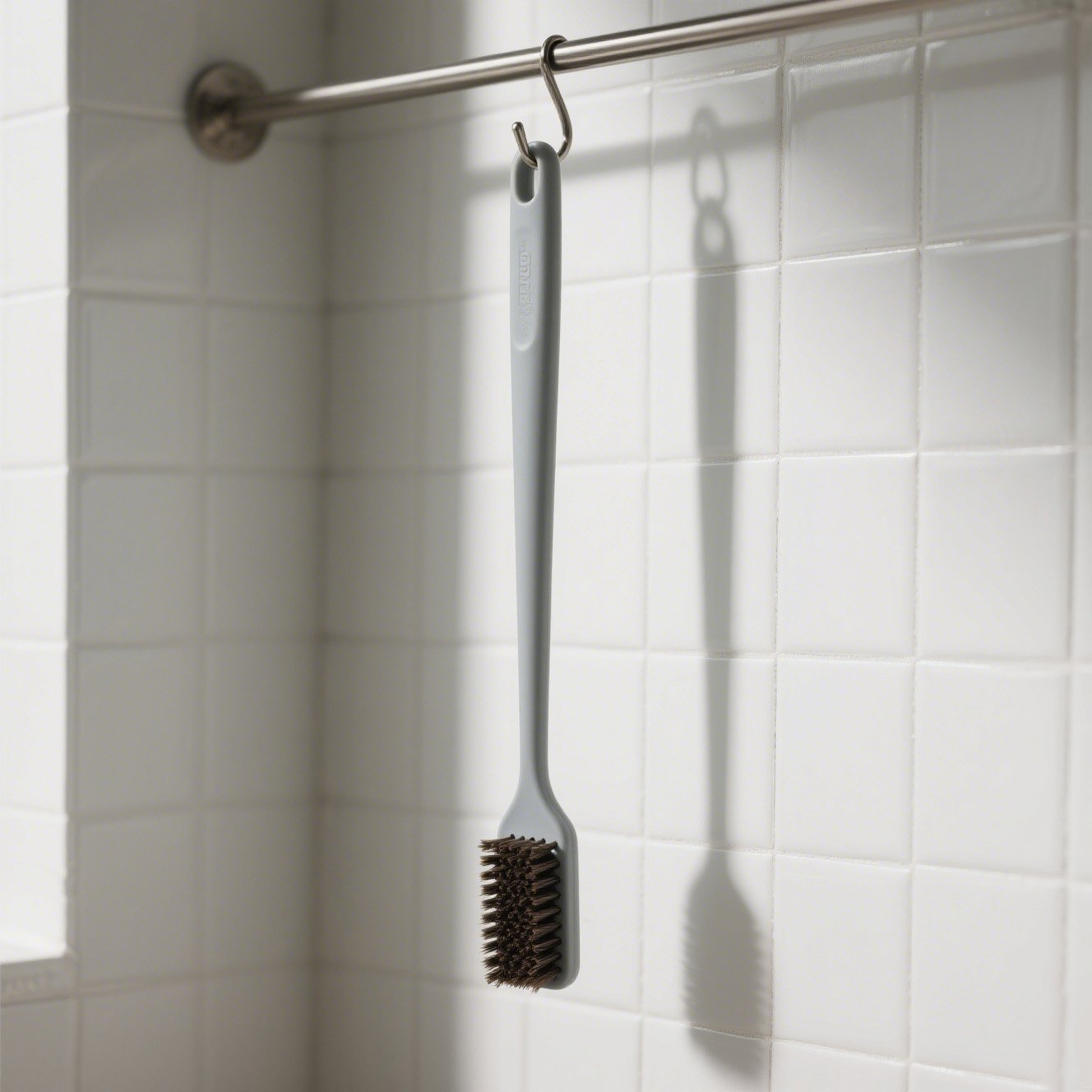 長い柄の灰色の毛のブラシ本体画像