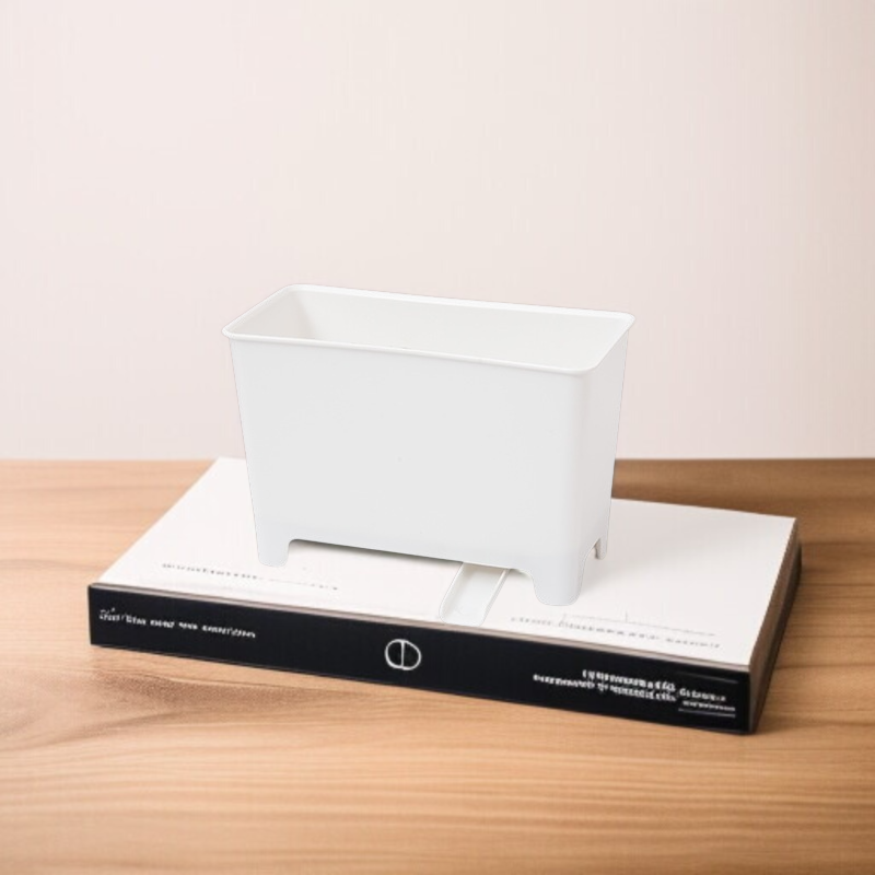 Kuchyňský odpadkový koš vedle dřezu na odkapávající kuchyňský odpad