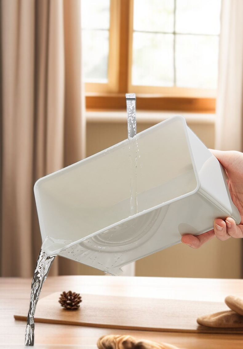 Praktické umístění koše vedle kuchyňského dřezu