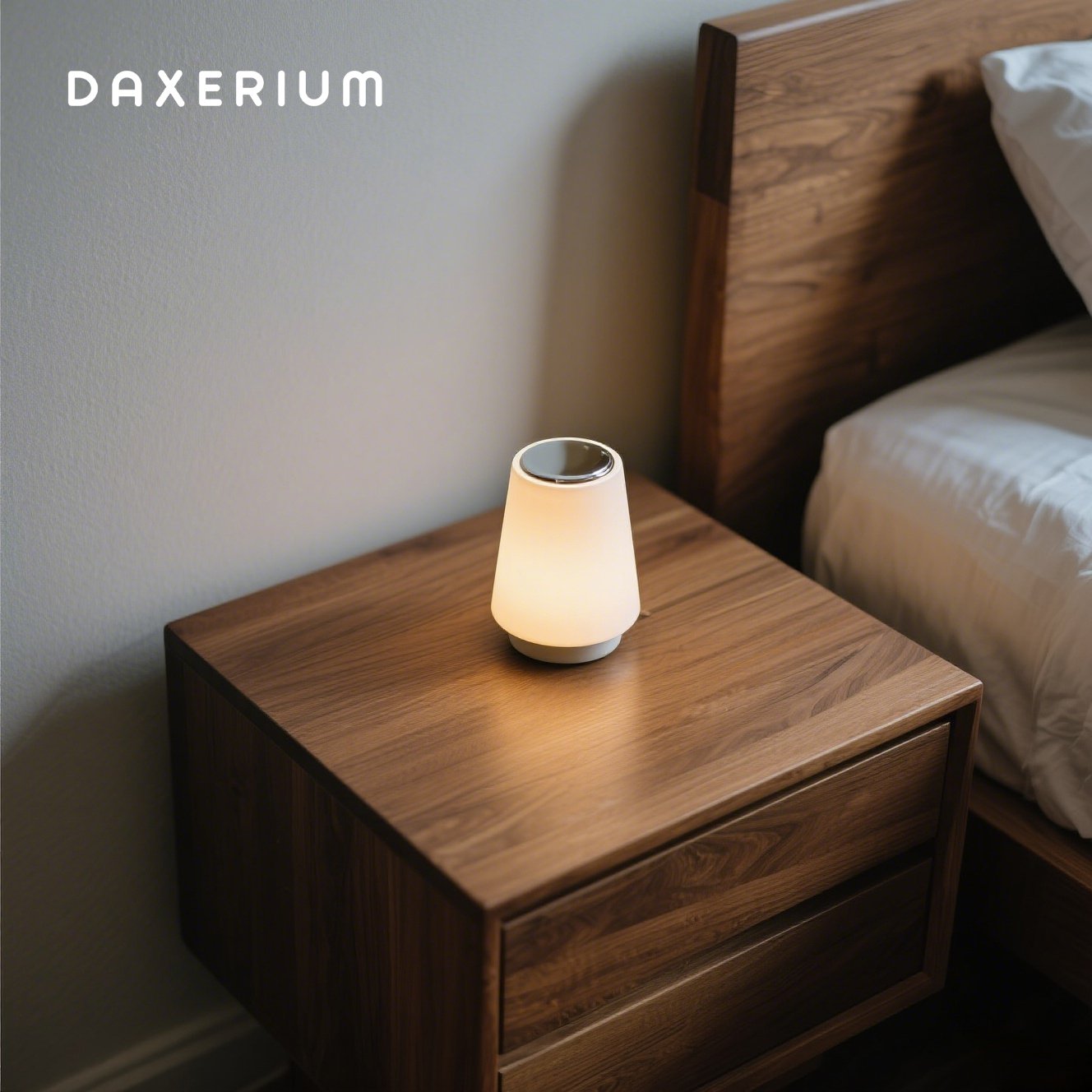 ベッドサイドに置かれたナイトライトの使用イメージ