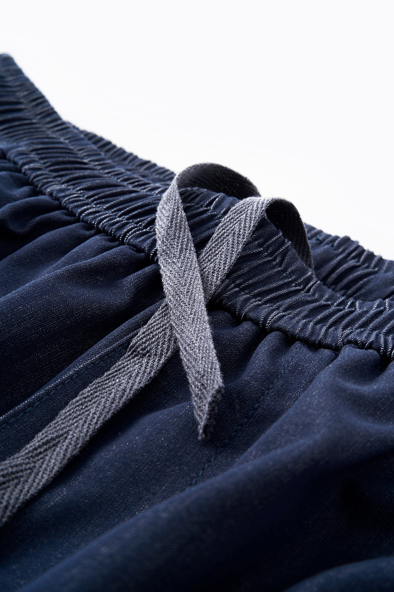 시원한 아이스 팬츠로 여름 스타일 완성