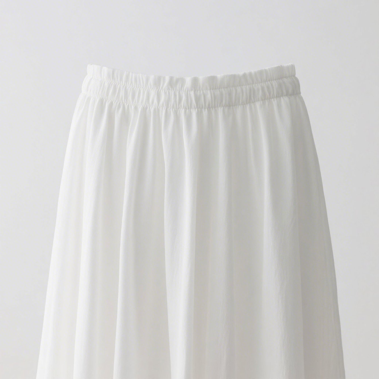 白いシンプルなスカート全体画像