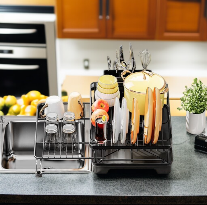 주방 싱크대에 설치된 그릇 접시 물받이