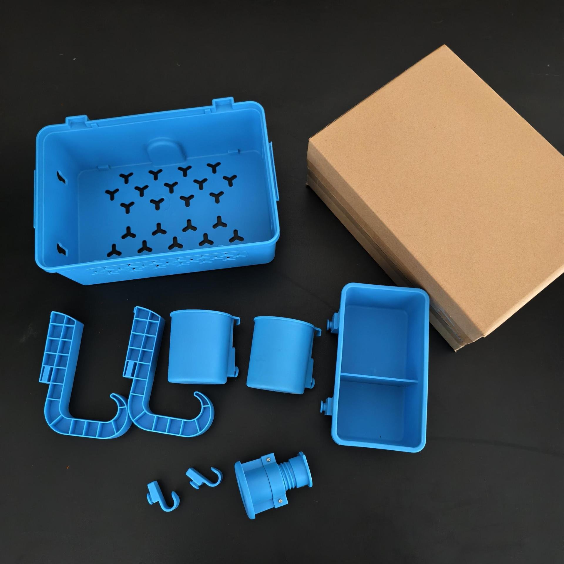 プールサイドに設置された収納バスケット