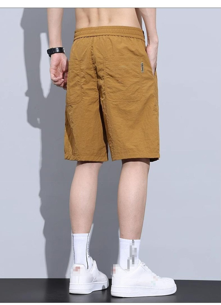 스타일리시한 남성 여름 반바지 연출