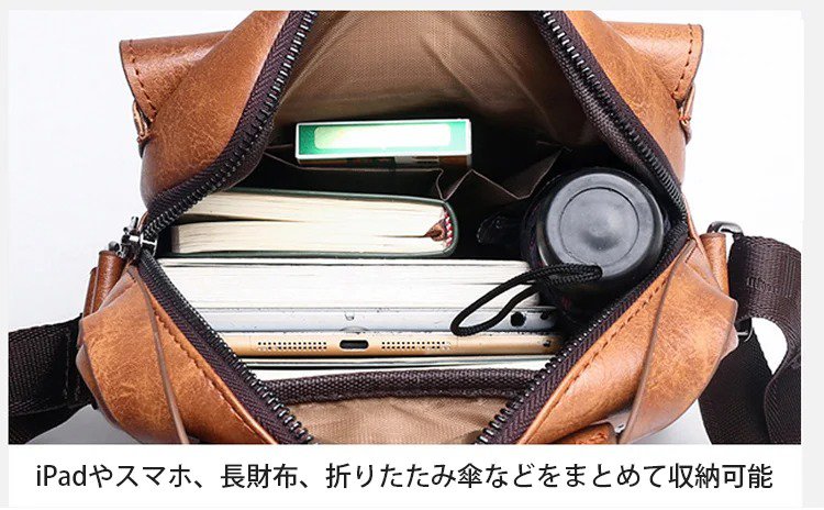 男性モデルが着用するカジュアルバッグ