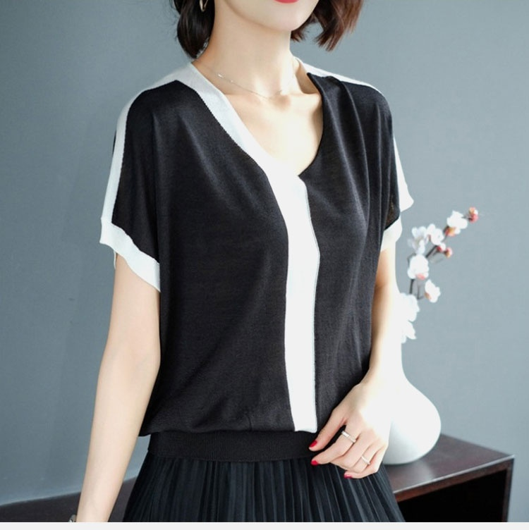 オフィスにも使えるシンプルなVネックカットソー