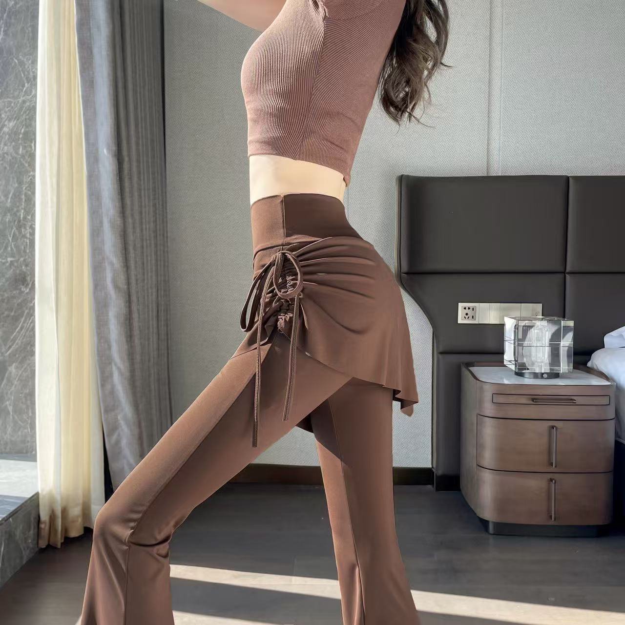 新作のフェイクレイヤードドローストリングブーツカットパンツ