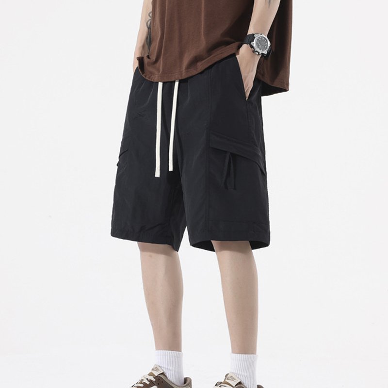 カジュアルなストレートパンツ薄手の5分丈パンツです