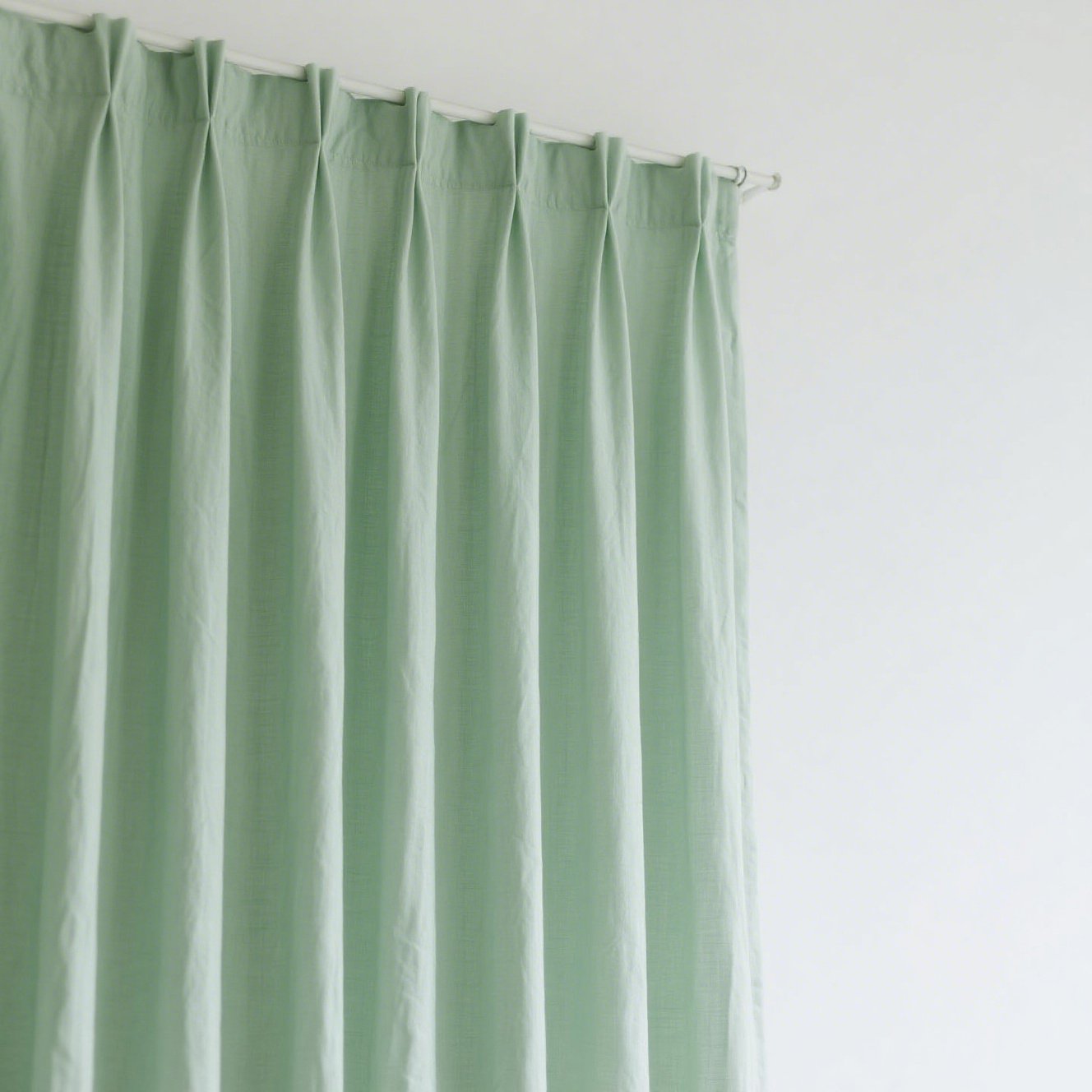 심플한 디자인의 모던 커튼