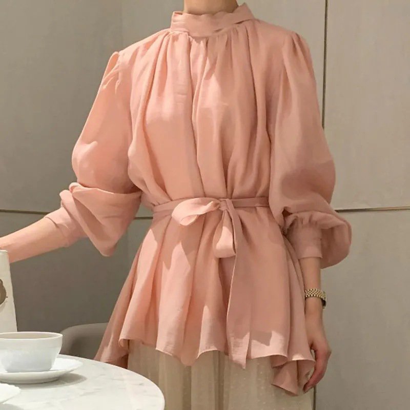 エレガントなレースアップカラーシャツ全体画像