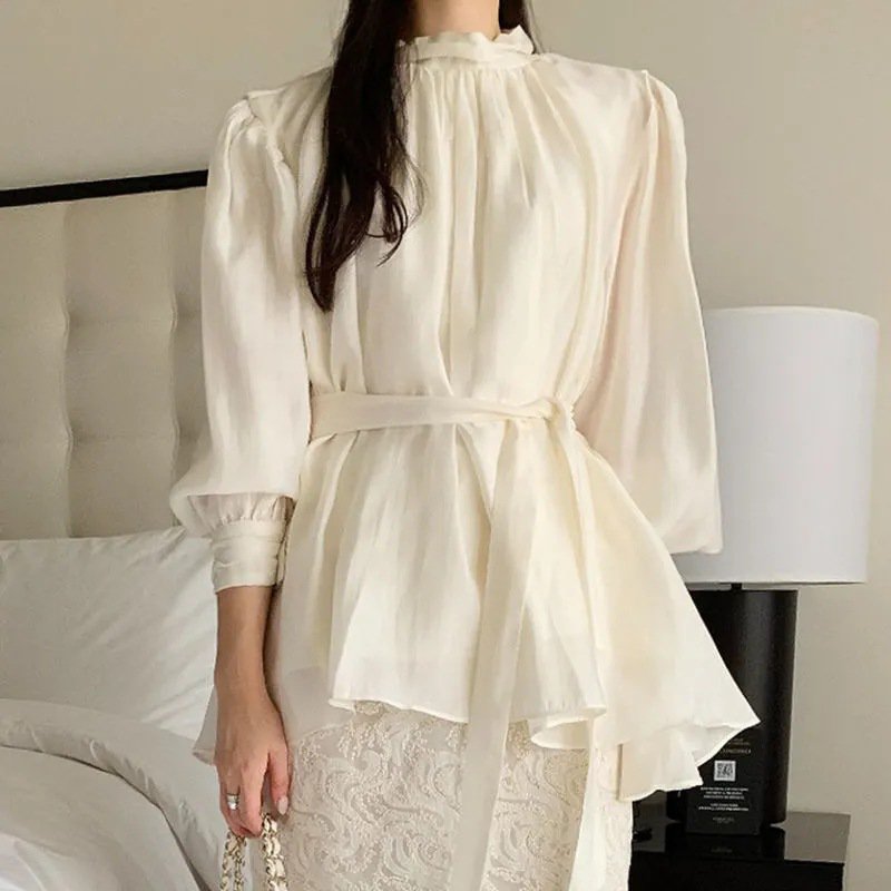 おしゃれな無地プリーツシャツのディテール