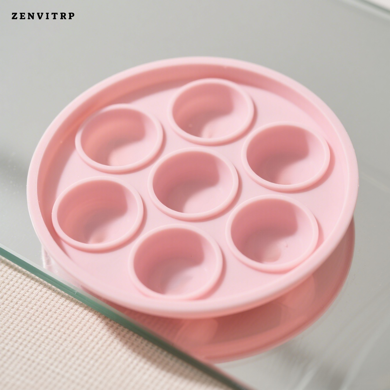 ピンクのシリコン製丸型アイスキューブ型