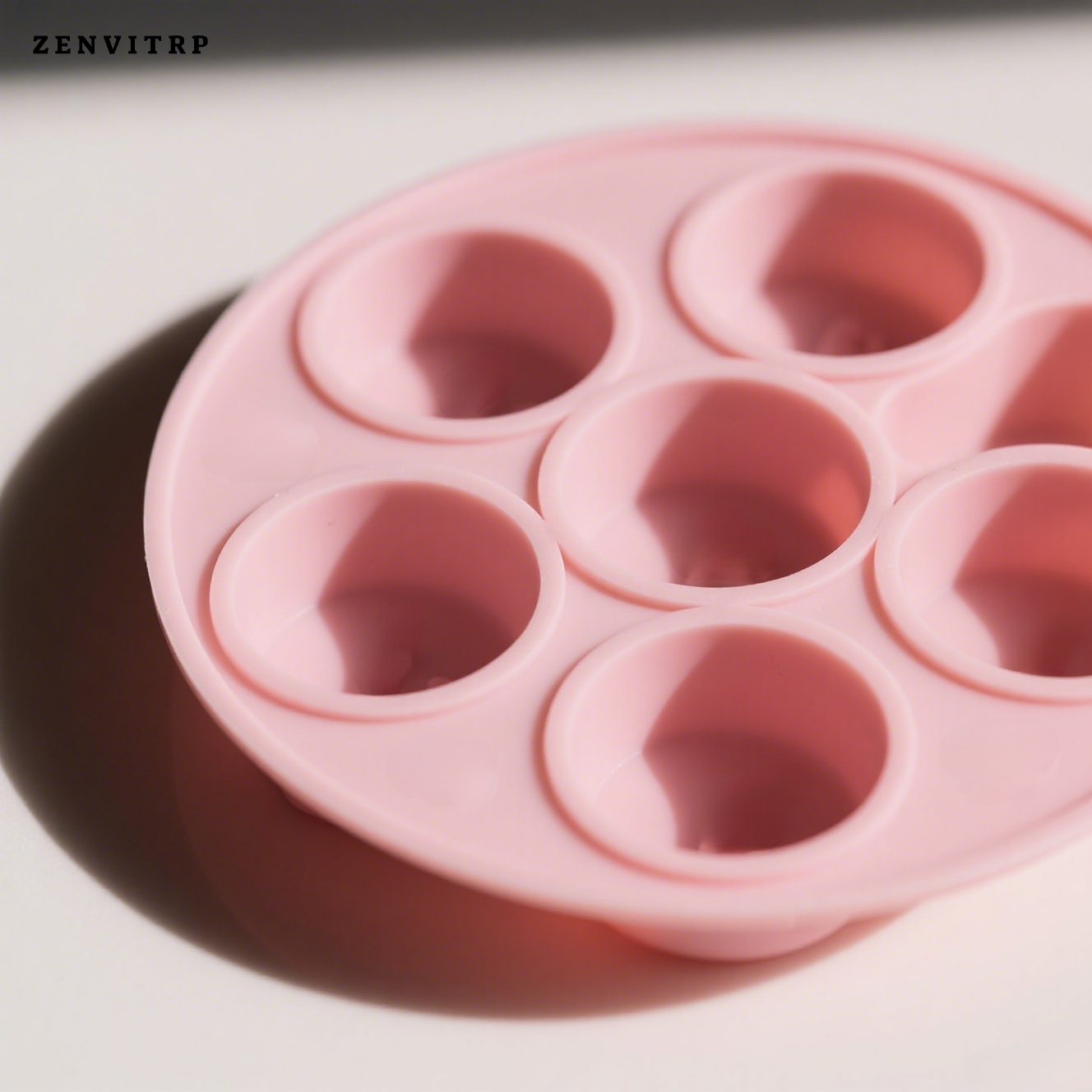 ピンクのシリコン製丸型アイスキューブ型