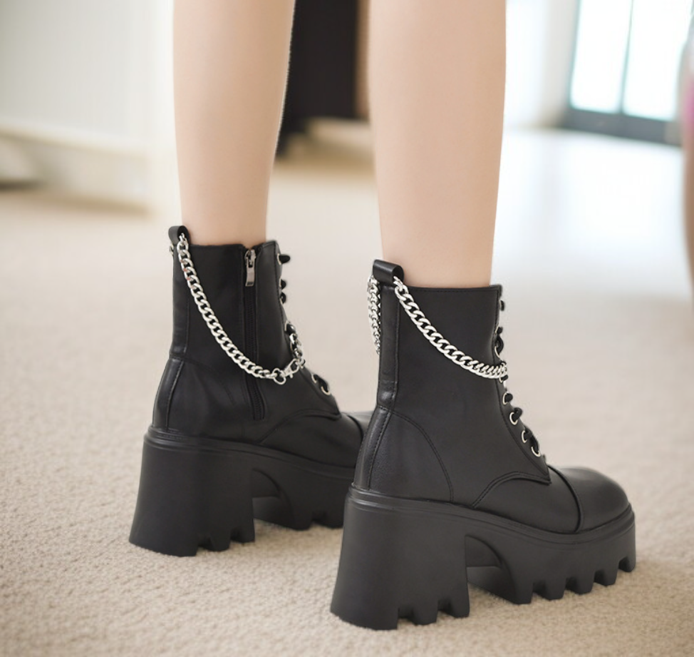 厚底で歩きやすいレディースブーツ