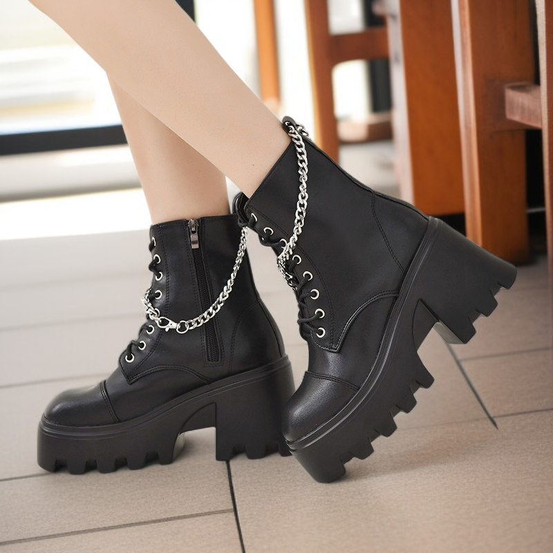 太めヒールの安定感ある黒ブーツ