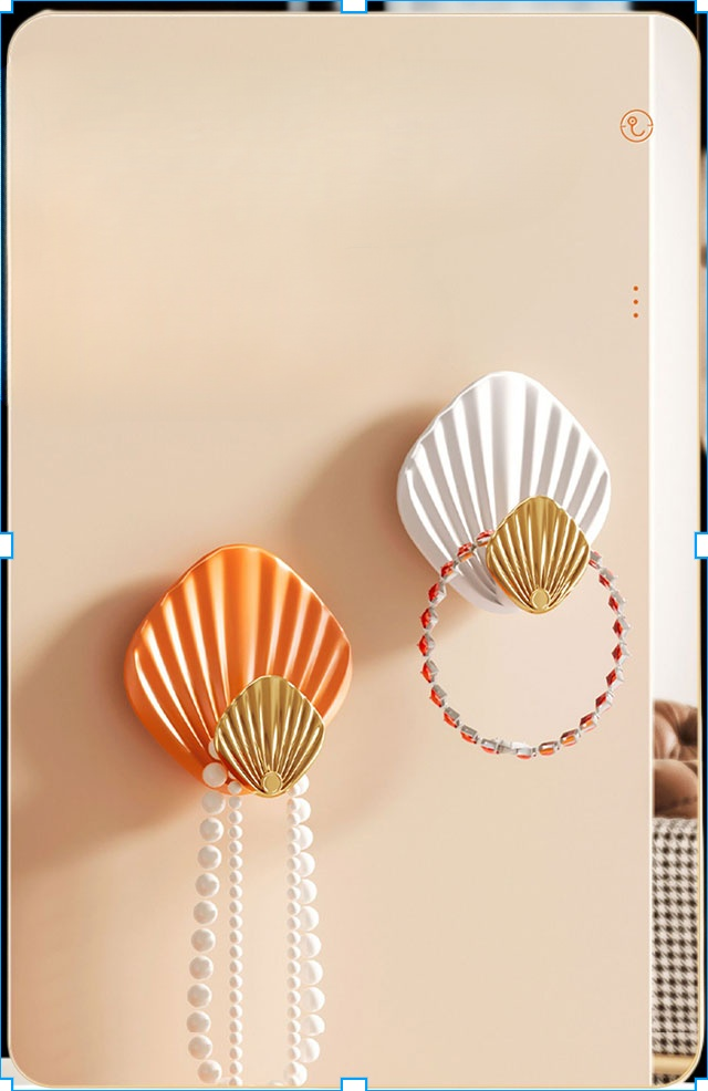 Detail moderního háčku ve tvaru skořápky