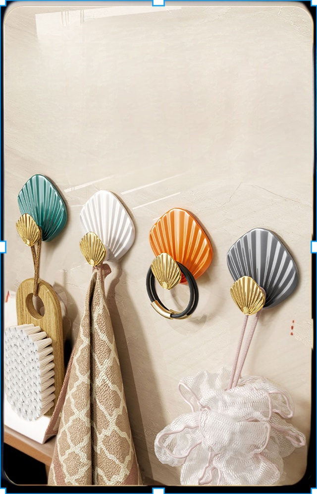 Světle háček na stěně v předsíni