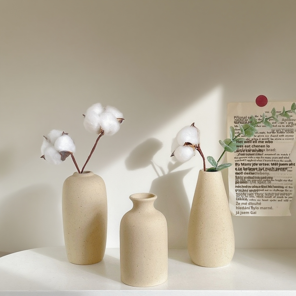 Jednoduchá matná bílá váza z keramiky, vhodná na malé květinové aranžmá