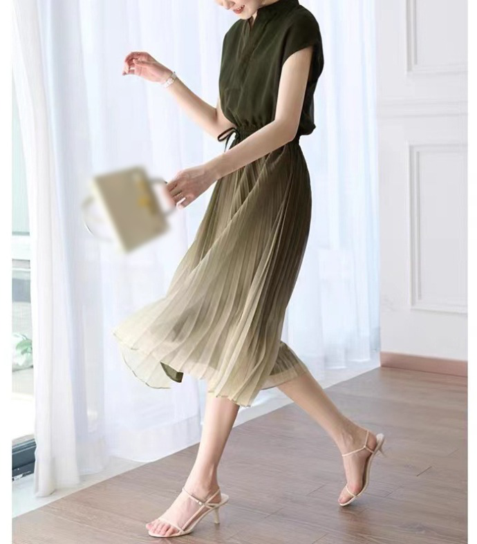 트렌디한 디자인의 셔링 원피스