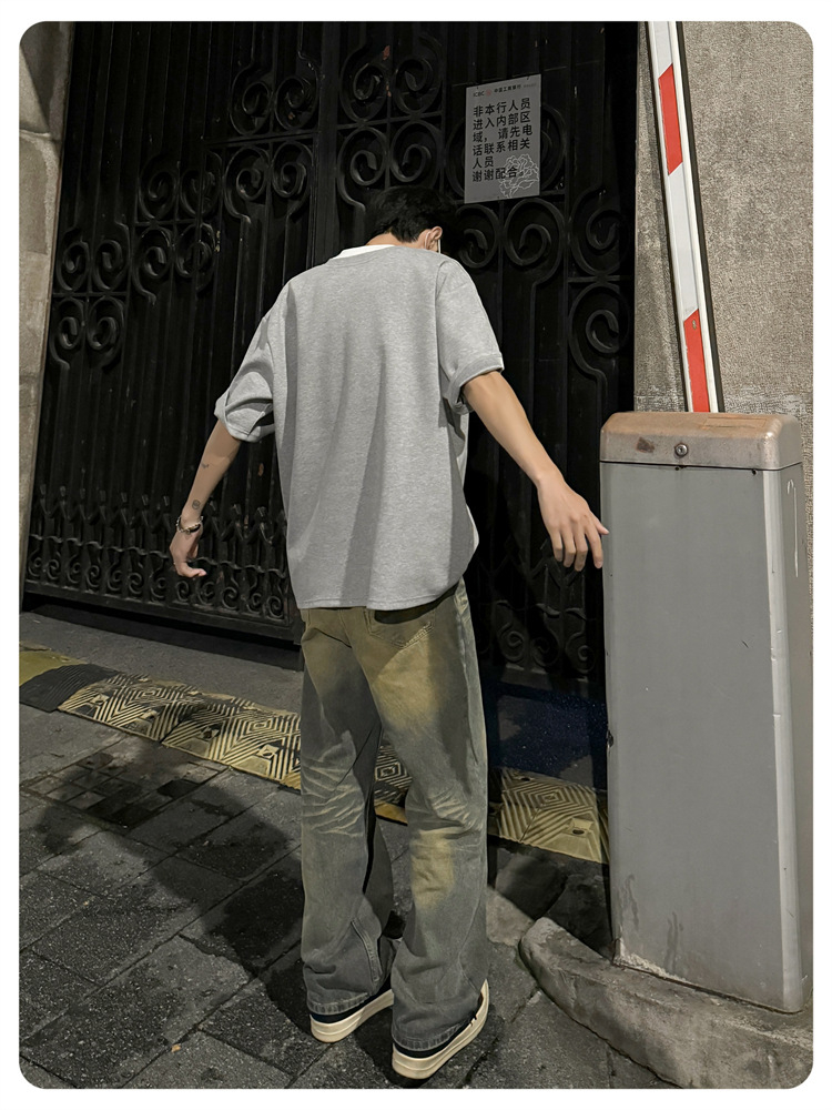 おしゃれなメンズ半袖トップスディテール写真