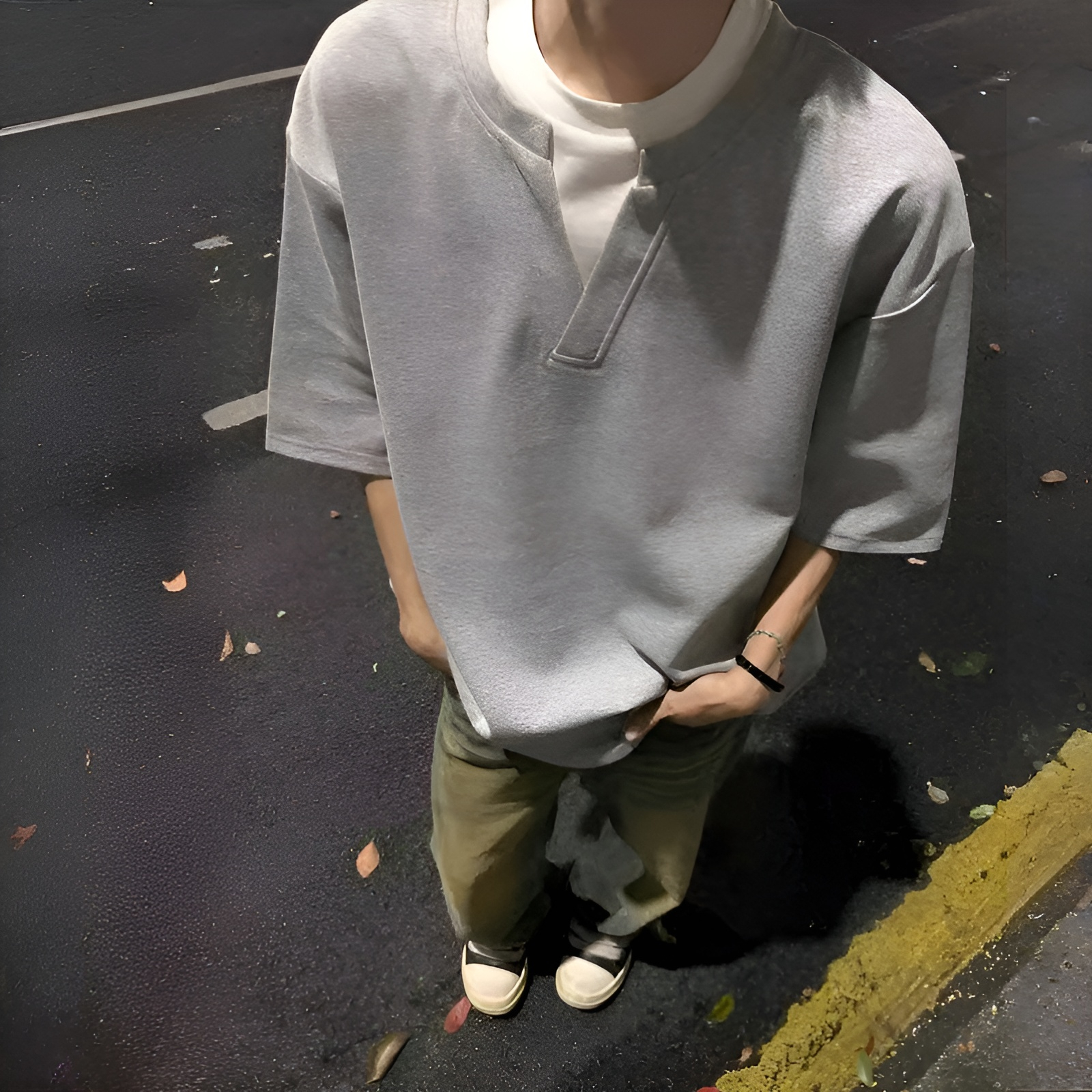 夏のニッチなデザインコントラストカラーフェイクツーピース半袖Tシャツメンズ万能ルーズスプライシングVネック半袖トップス