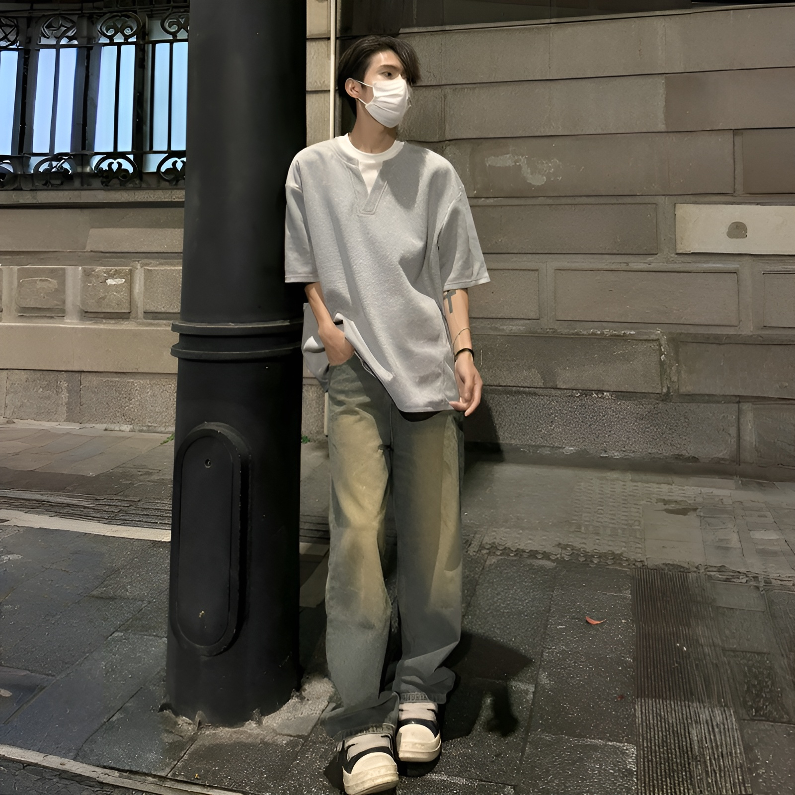 夏のニッチなデザインコントラストカラーフェイクツーピース半袖Tシャツメンズ万能ルーズスプライシングVネック半袖トップス