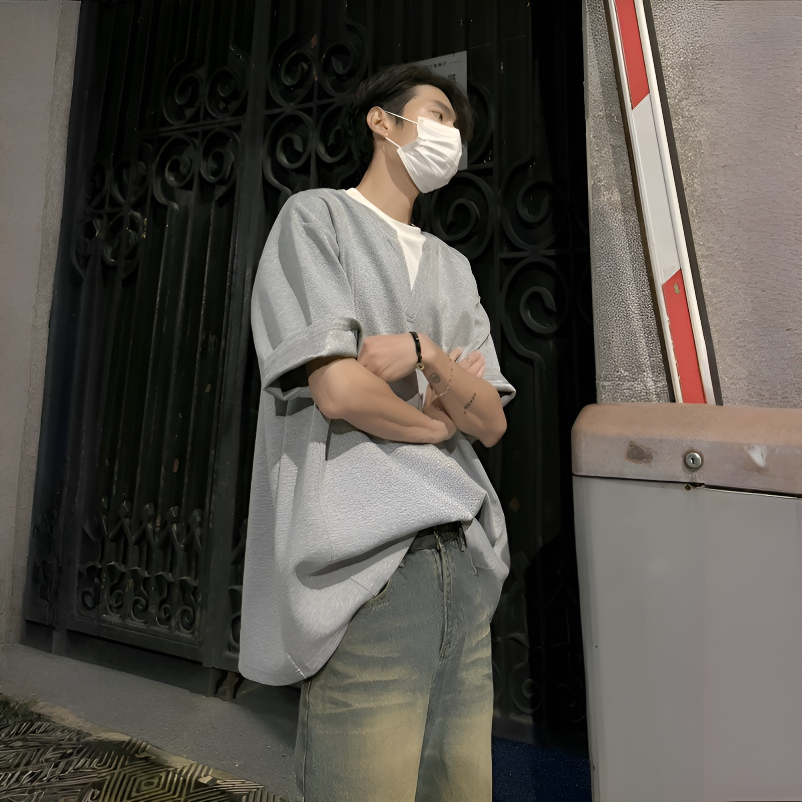 夏のニッチなデザインコントラストカラーフェイクツーピース半袖Tシャツメンズ万能ルーズスプライシングVネック半袖トップス