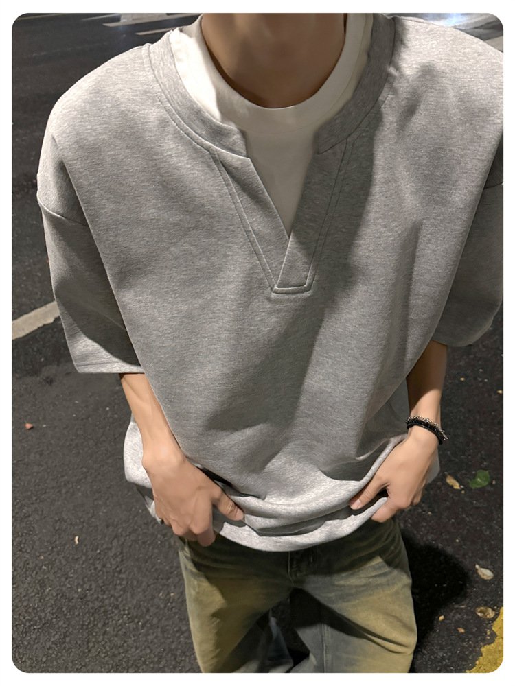 VネックルーズデザインメンズTシャツのディテールアップ