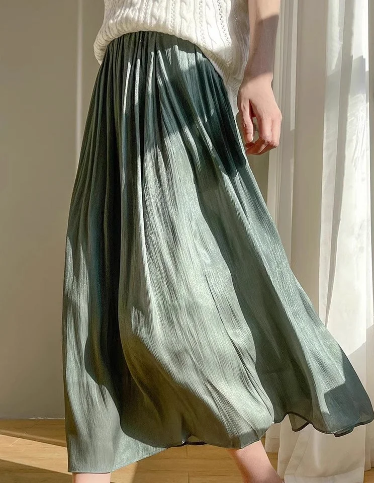 ツヤ感のあるプリーツスカート