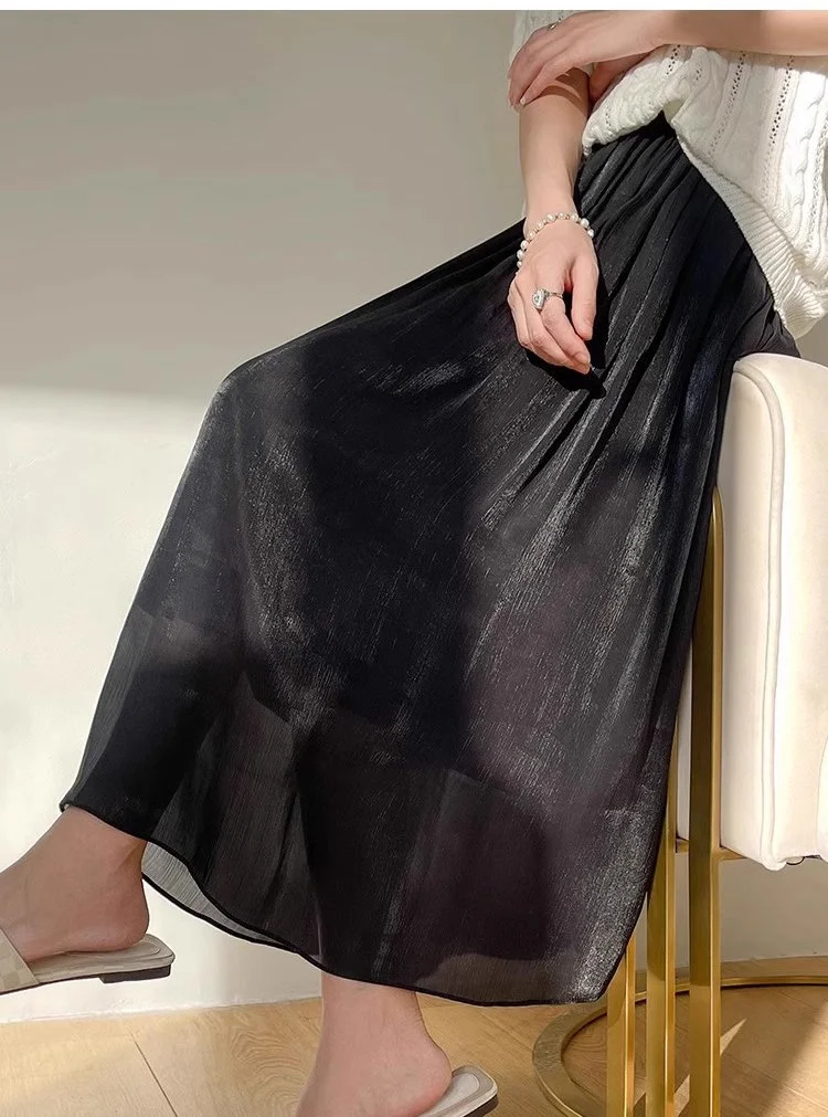 デートコーデにおすすめのツヤ感プリーツスカート