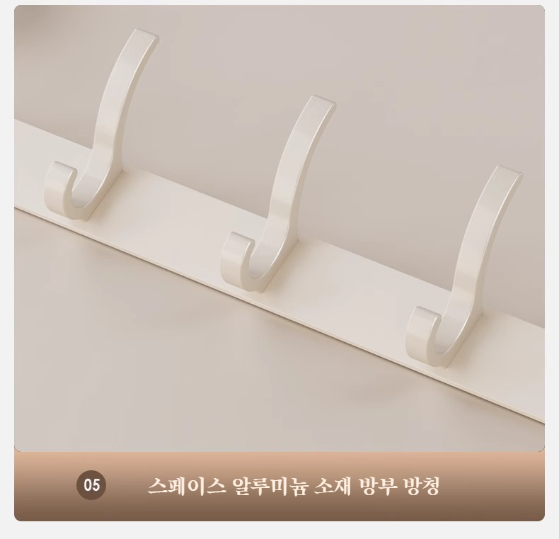 공간 절약형 침실문 옷걸이 활용 예시