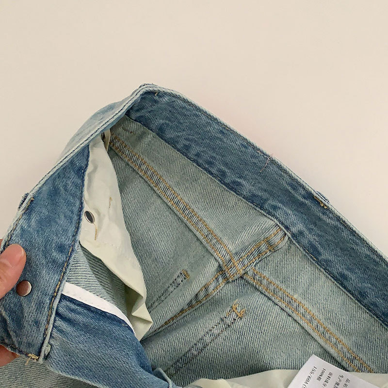 初秋のジーンズ女性 薄手のワイドレッグ・ストレート・ジーンズ ライトブルーのハイウエスト・スキニー・ドレープ・ストレート・ジーンズ