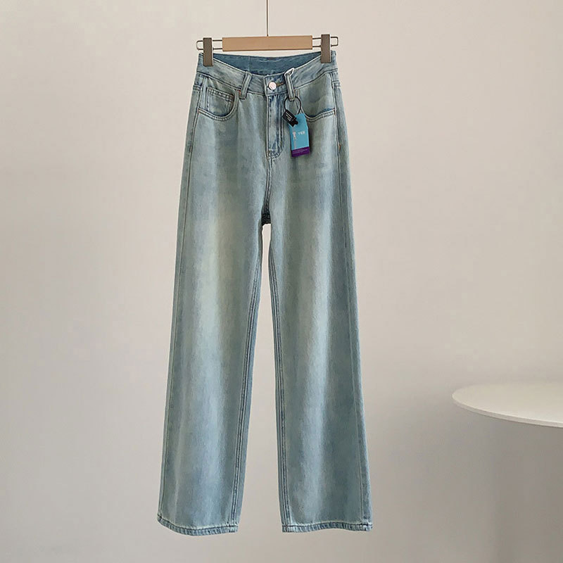 初秋のジーンズ女性 薄手のワイドレッグ・ストレート・ジーンズ ライトブルーのハイウエスト・スキニー・ドレープ・ストレート・ジーンズ