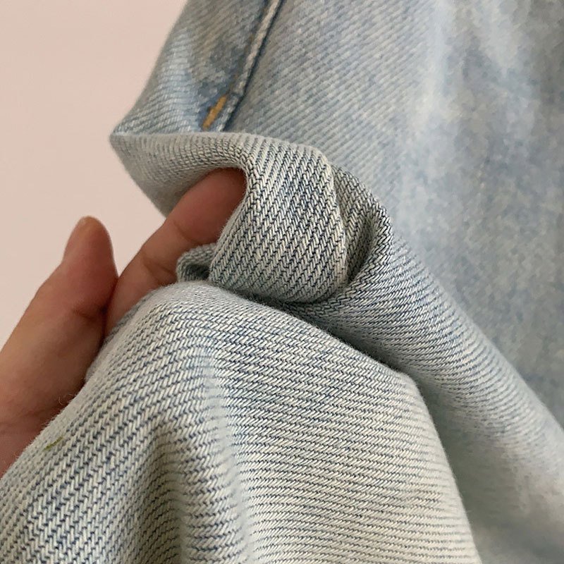 カジュアルな秋コーデにぴったりの薄手ジーンズ