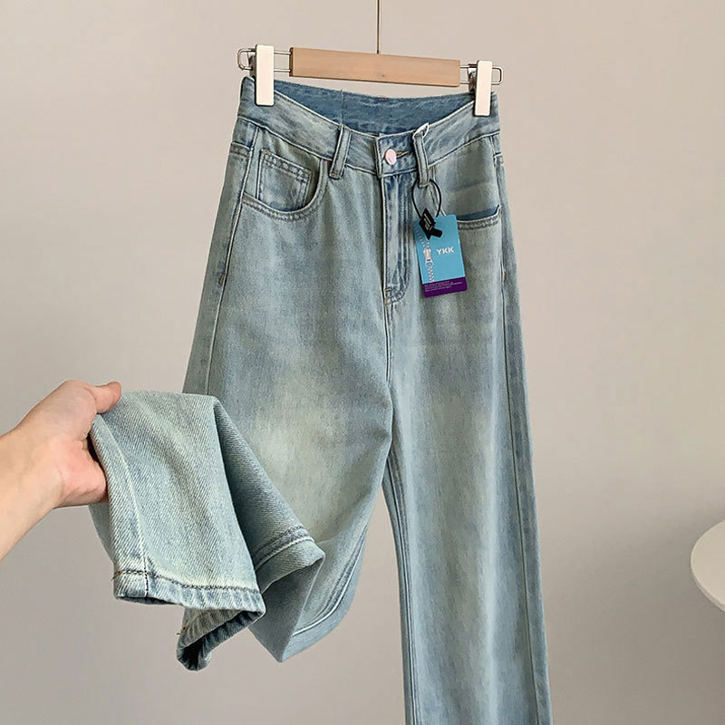 初秋のジーンズ女性 薄手のワイドレッグ・ストレート・ジーンズ ライトブルーのハイウエスト・スキニー・ドレープ・ストレート・ジーンズ