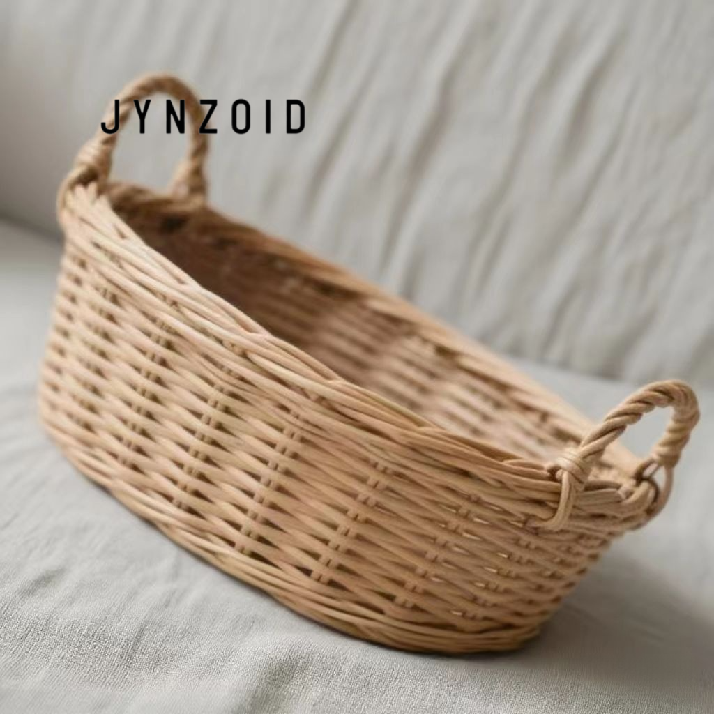 가정용 수납 바구니로 깔끔하게 정리된 거실 모습