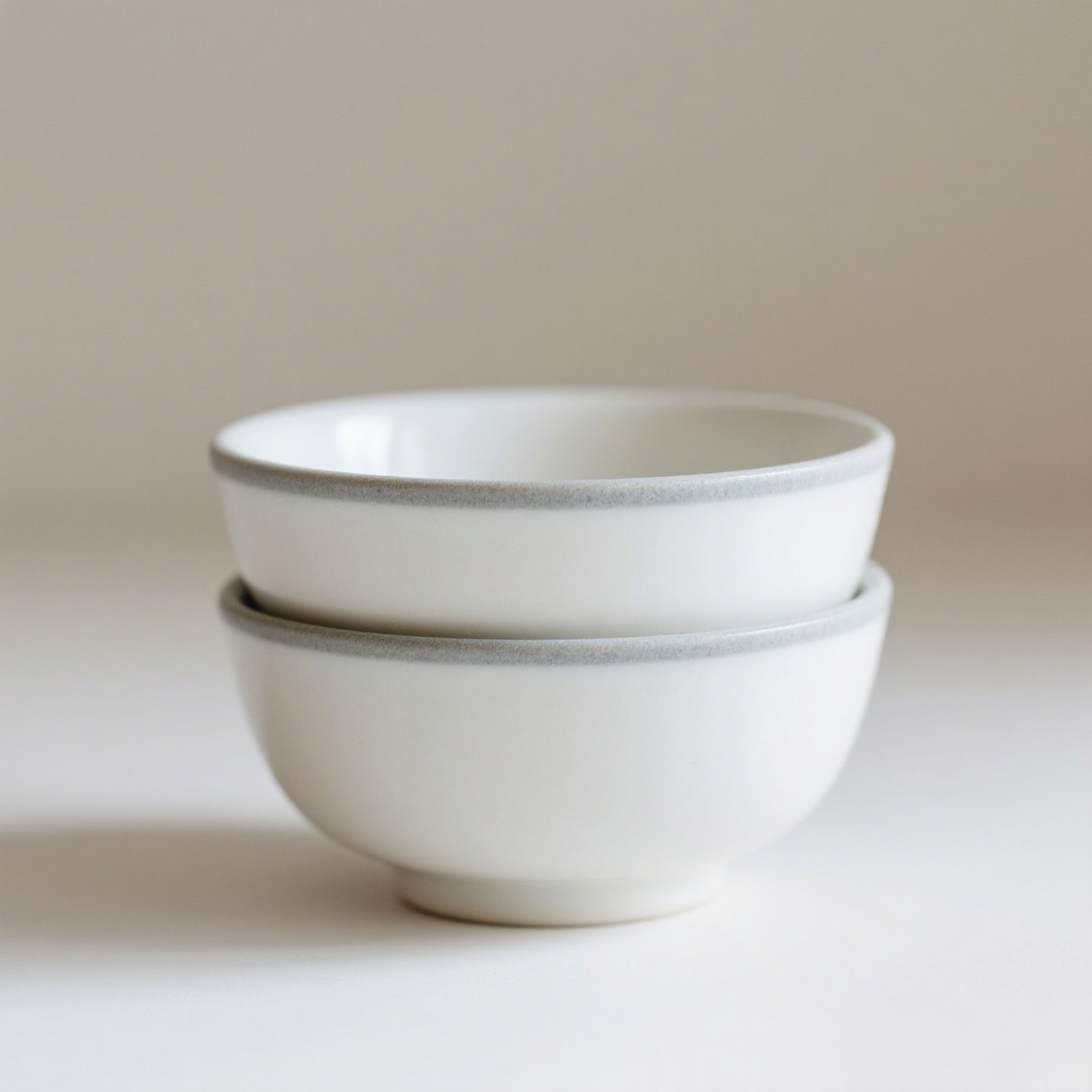 食卓に並べたシンプルホワイト陶磁器ボウル