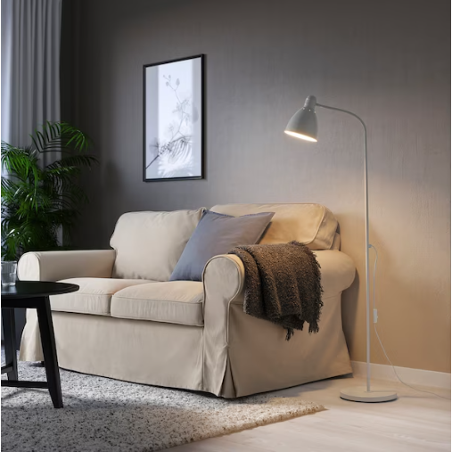 Stehlampe aus Metall mit Glühbirne