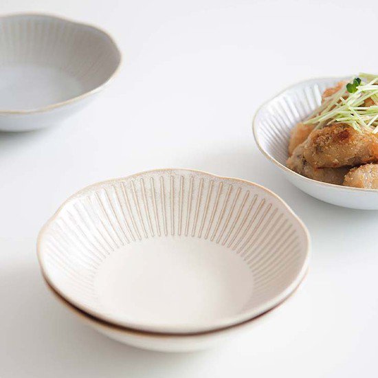 จานตกแต่งด้วยลวดลายดอกไม้